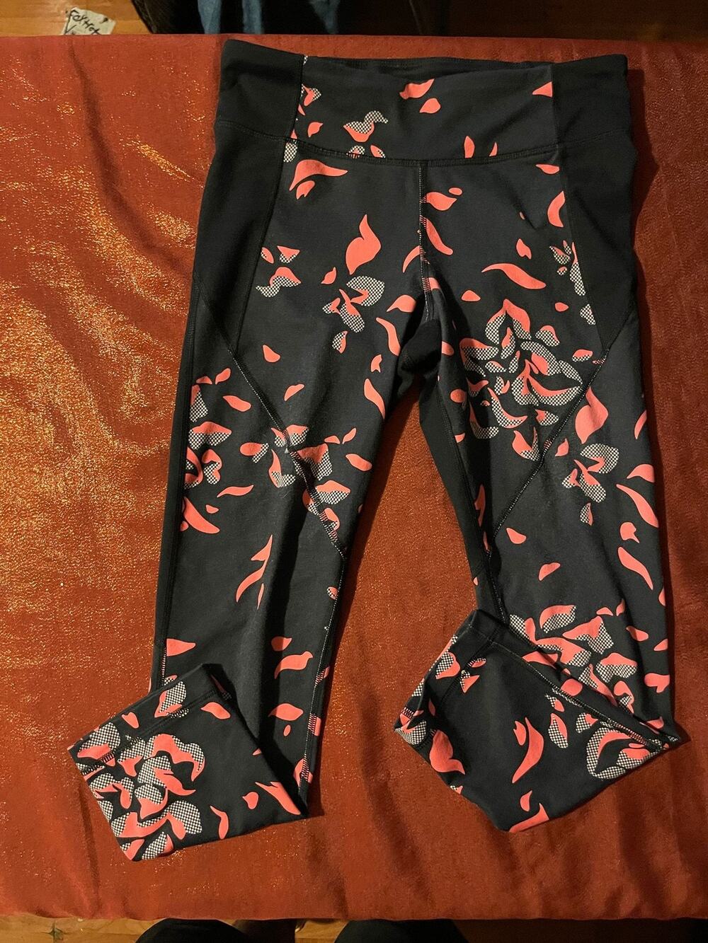 Under Armour Leggings Womens SM HeatGear Capri Pink Black Printed Athletic